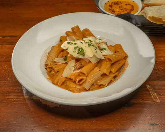 Mimmo's Italian Restaurant signature dishes Rigatoni Alla Vodka
Fettuccine Alfredo
Mimmo's Garlic Rolls